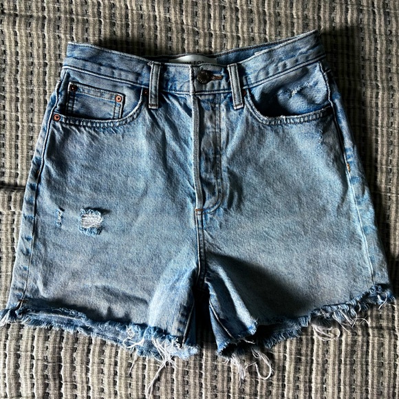 Aritzia Denim Forum “The Yoko Mid Thigh Short” - Picture 2 of 3